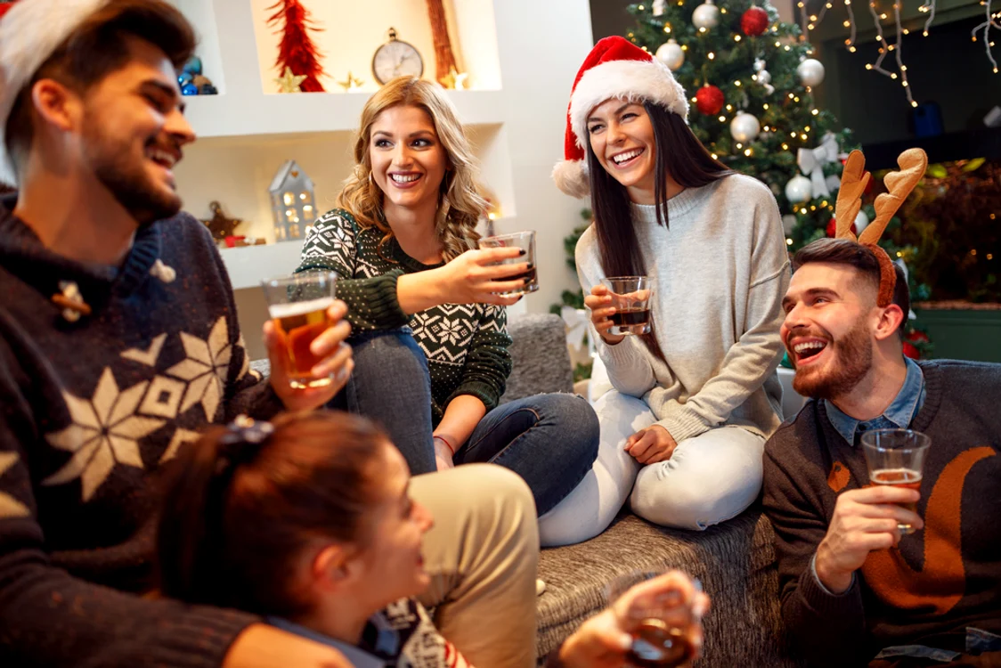 Crăciun cu familia: cum depășești situațiile delicate. Ce faci când un invitat bea prea mult sau face comentarii jignitoare