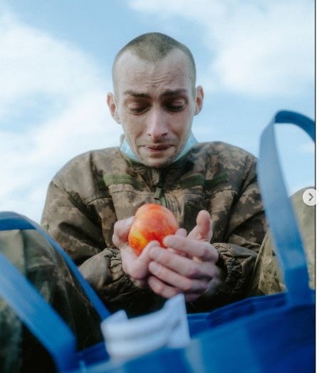 Imaginea crudă a războiului. Un soldat ucrainean scăpat din prizonierat plânge pentru mărul primit. „Îl ține în mâini ca și cum ar fi făcut din aur“
