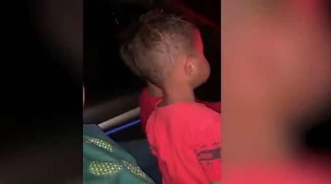 Doi frați de trei și șase ani au furat mașina părinților. Ce distanță au reușit să parcurgă VIDEO Doi frați de trei și șase ani au furat mașina părinților. Ce distanță au reușit să parcurgă VIDEO