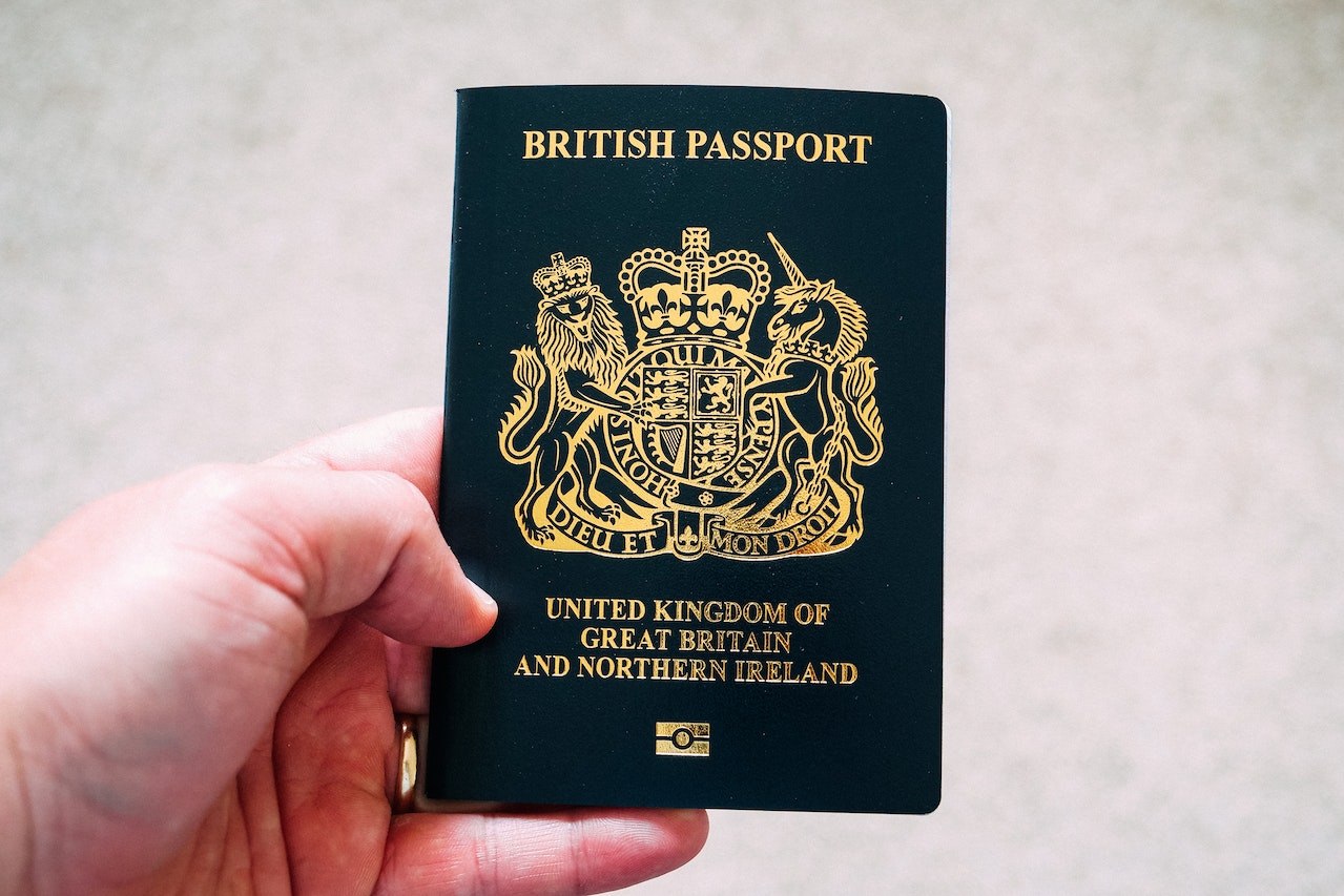 Cum își rezolvă imigrantele din Marea Britanie dreptul de ședere. 10.000 de lire pentru un tată fals