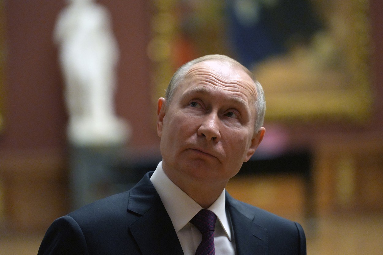 Acoliții lui Putin simt miros de sânge