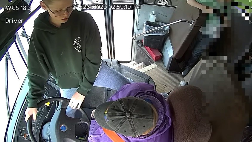 Momentul în care un elev de clasa a VII-a își salvează colegii. Șoferul autobuzului școlar leșinase VIDEO