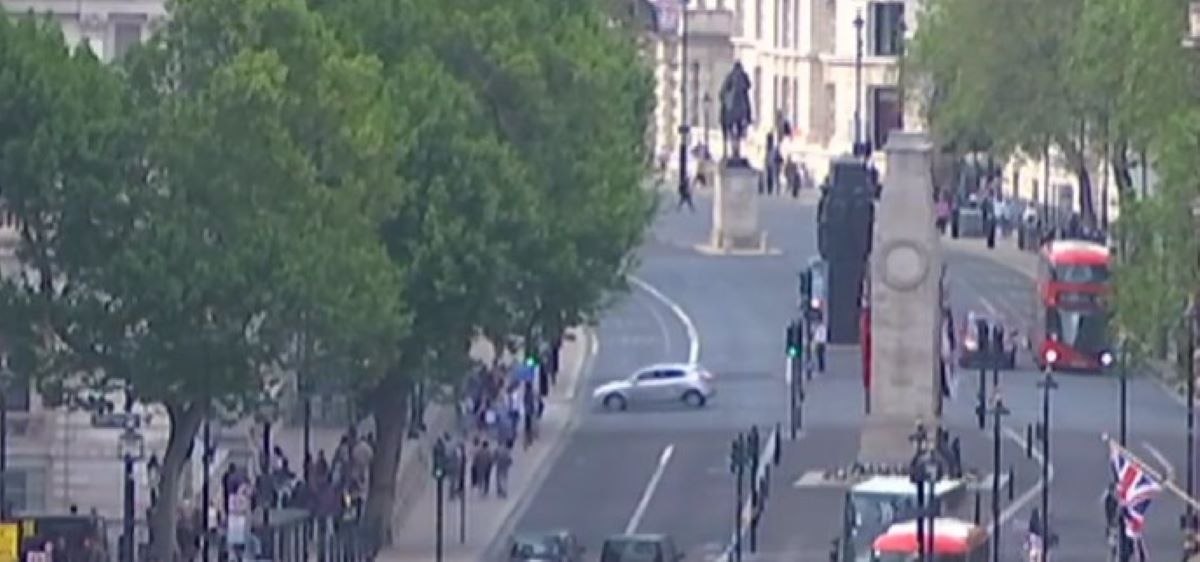 O mașină s-a izbit de poarta reședinței premierului britanic. Șoferul a fost reținut VIDEO