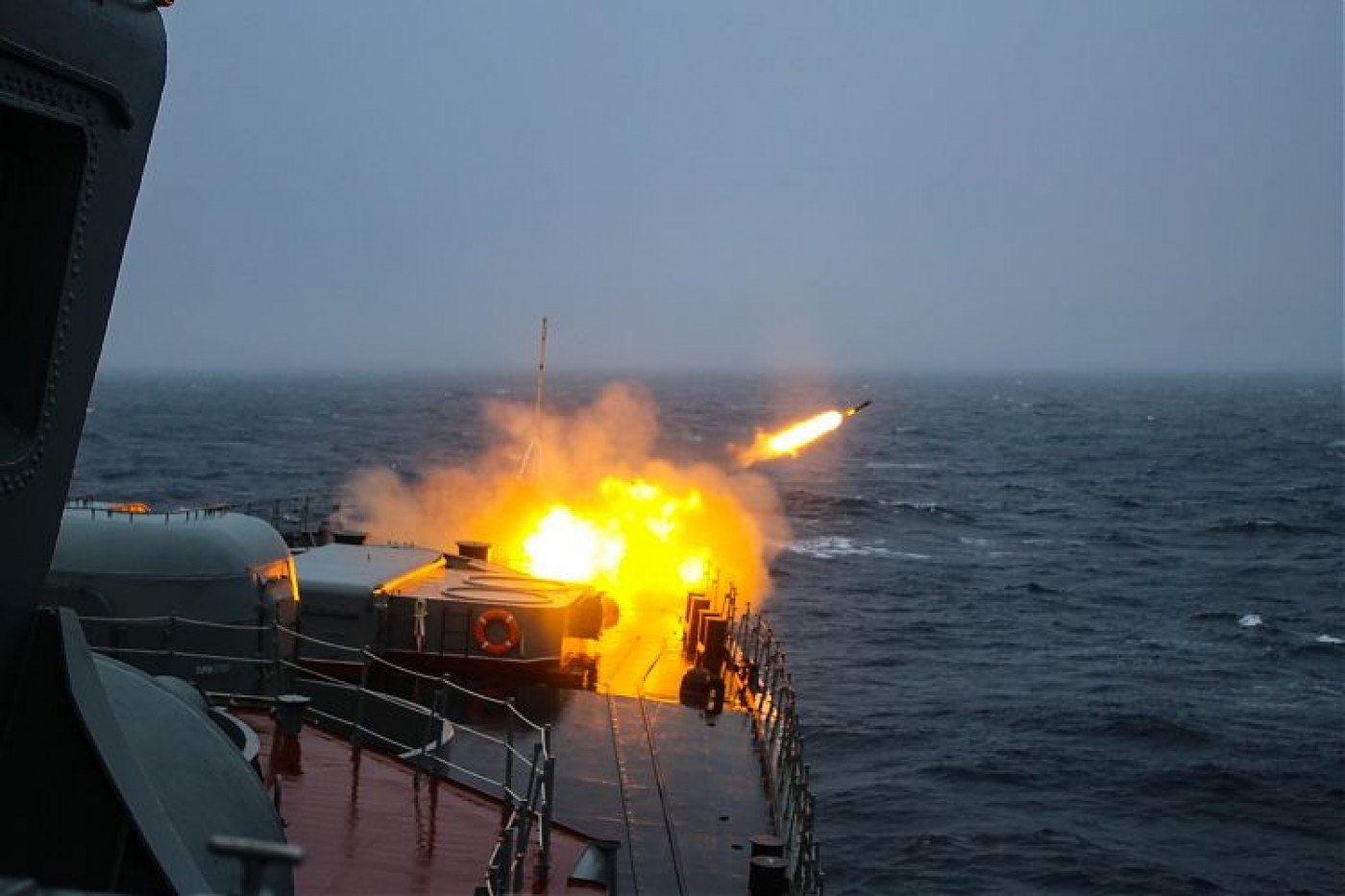 Câte miliarde de dolari au costat rachetele și dronele pe care Rusia le-a aruncat asupra Ucrainei. Cum l-au „ajutat” China și Occidentul pe Putin să fabrice arme