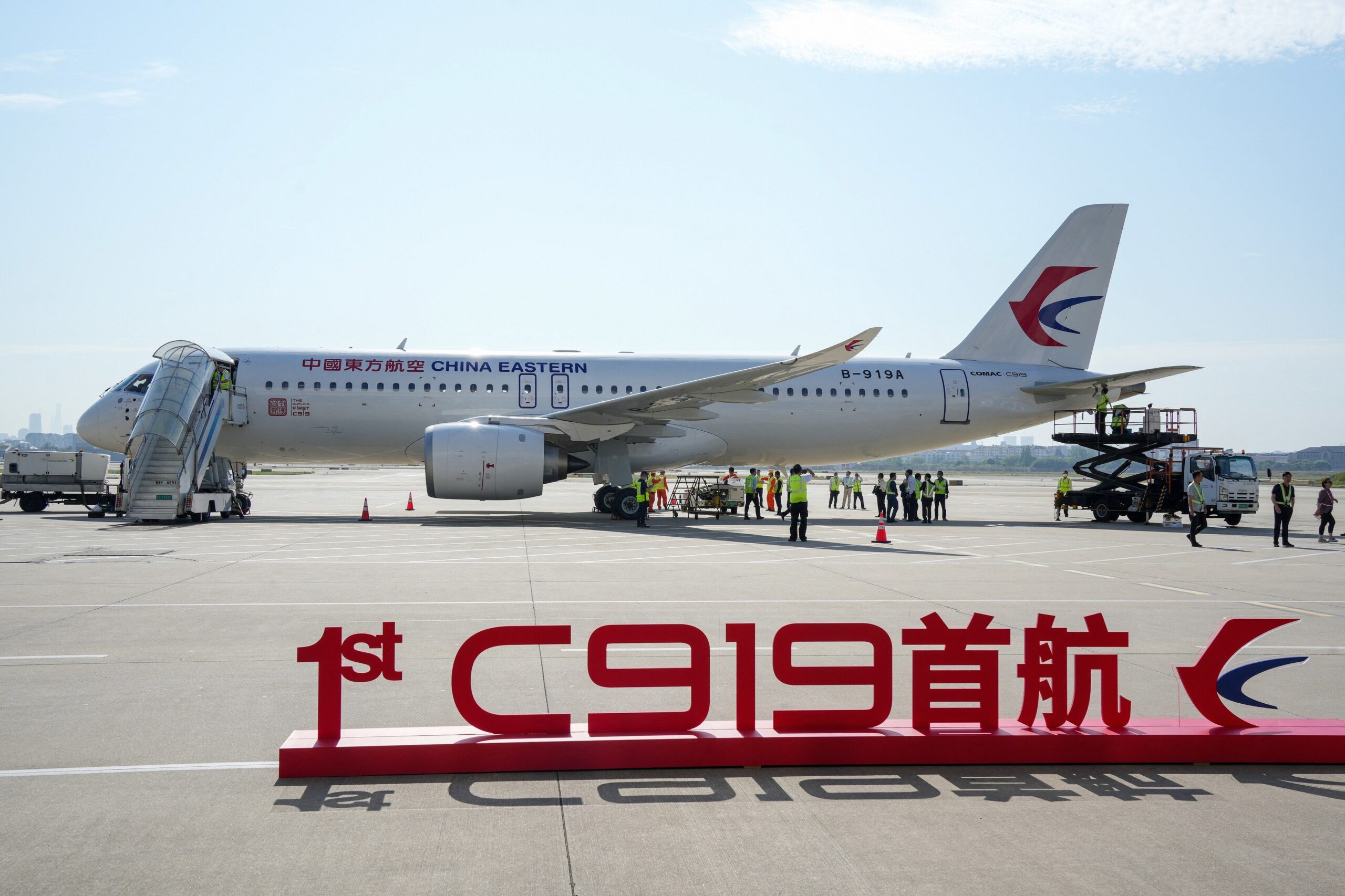 Primul avion de linie de concepţie chineză a efectuat zborul comercial inaugural VIDEO