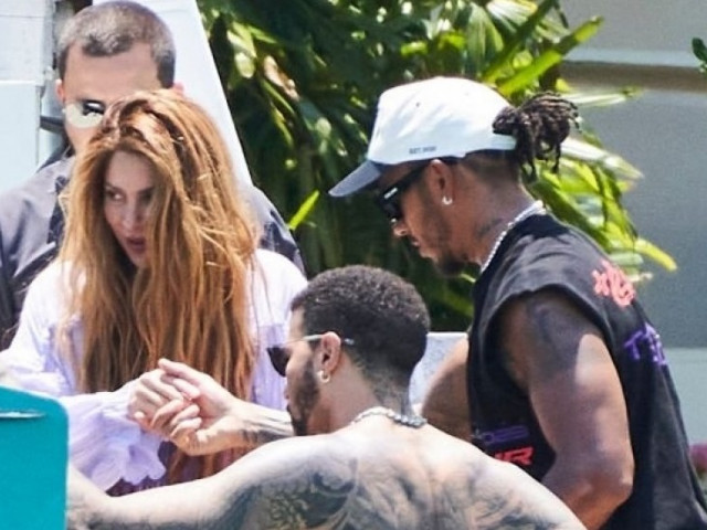 Galerie Foto | Shakira și Lewis Hamilton, surprinși din nou împreună! Cei doi au petrecut pe un iaht de lux