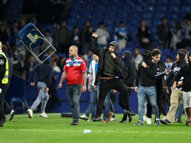 Bucuria Barcelonei, umbrită de gestul fanilor de la Espanyol. Jucătorii au fost nevoiți să alerge către vestiare