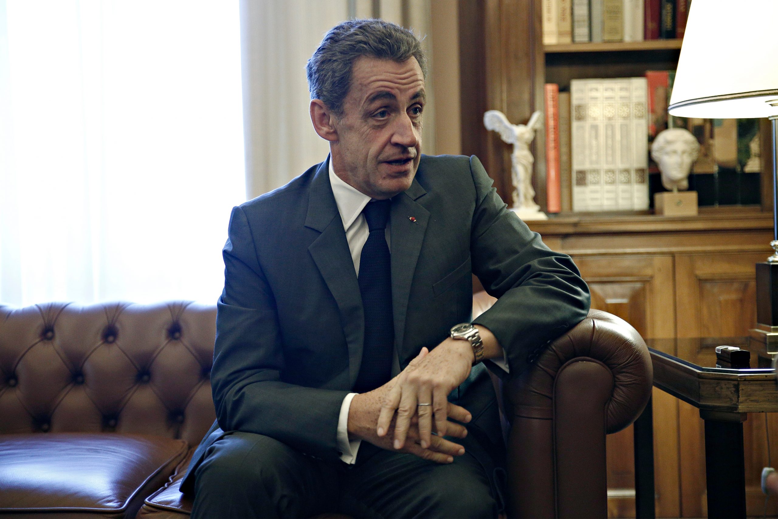 Fostul președinte Nicolas Sarkozy, condamnat la trei ani de închisoare