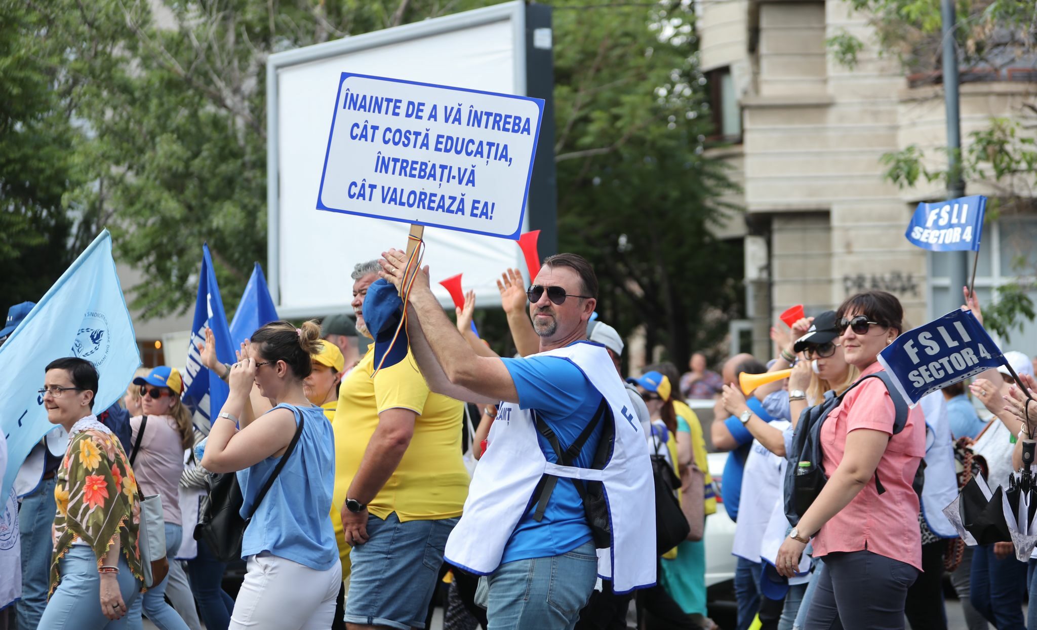 Profesorii decid AZI dacă renunță la grevă și acceptă ultima ofertă a guvernului