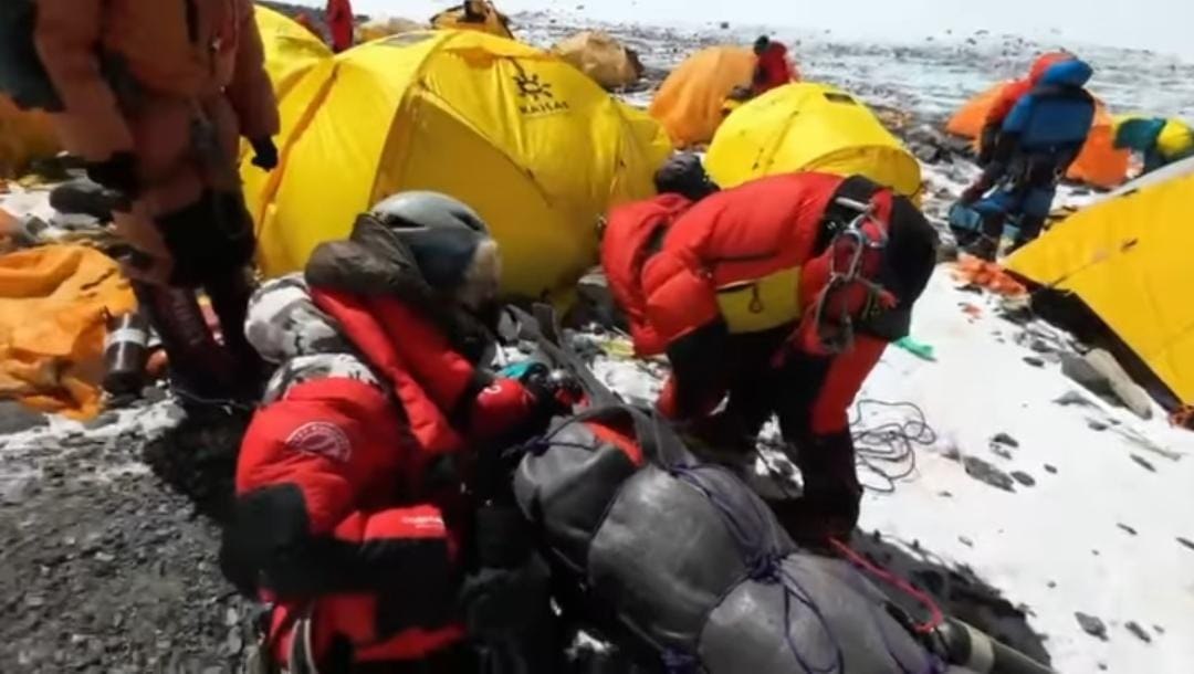 Salvare ca-n filme pe Everest: alpinist cărat în spate de un șerpaș nepalez. „Cea mai grea din viața mea” VIDEO