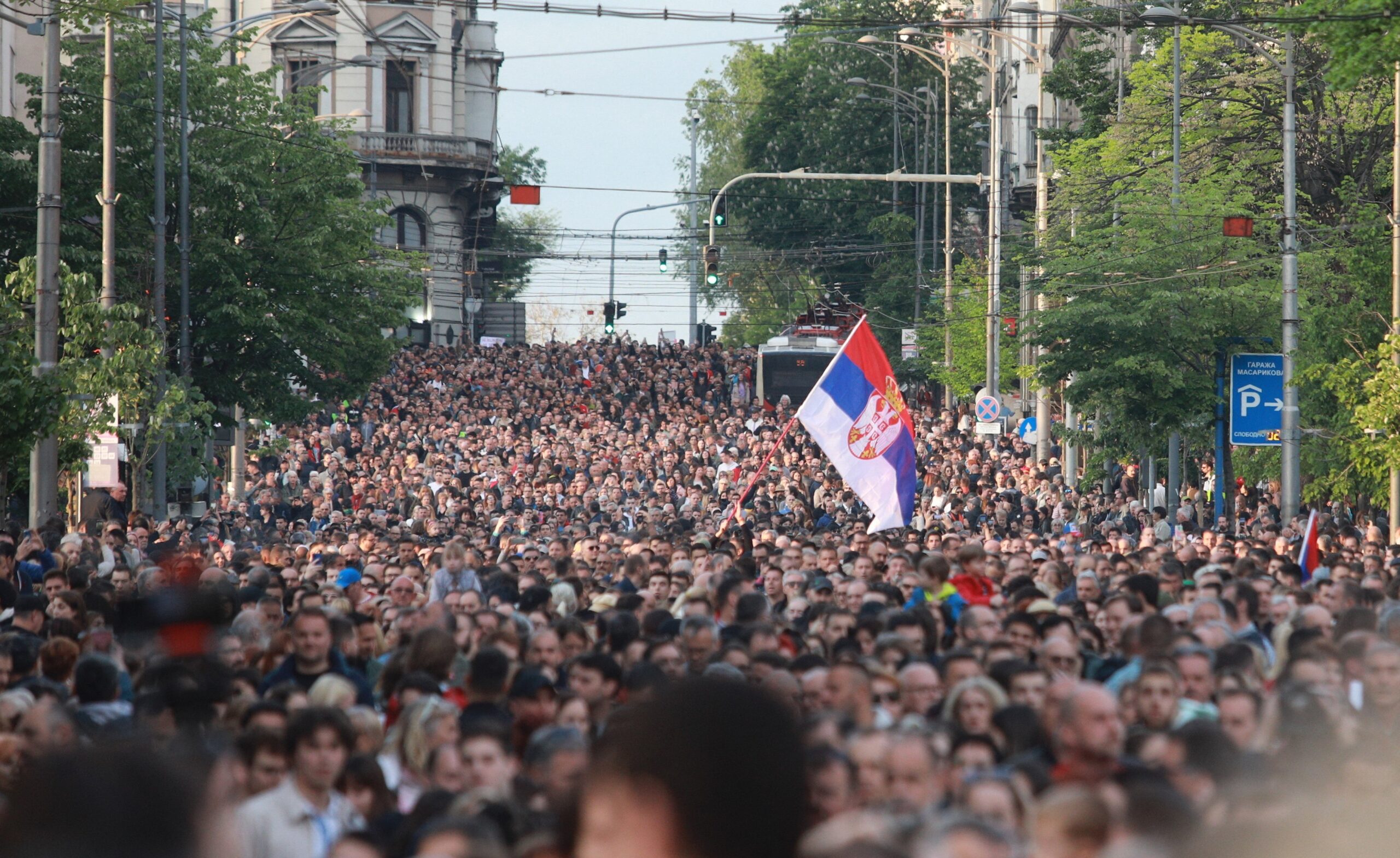 Serbia: Protestele continua! Zeci de mii de protestatari în Belgrad, după împușcăturile în masă care au zguduit țara.