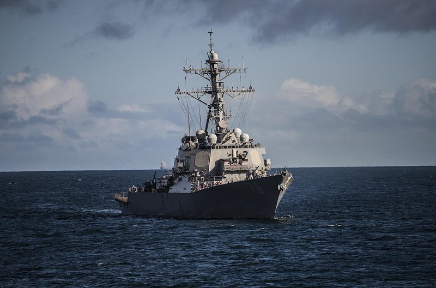 Situație tensionată în Marea Chinei de Sud. O navă de război chineză aproape a lovit un distrugător american