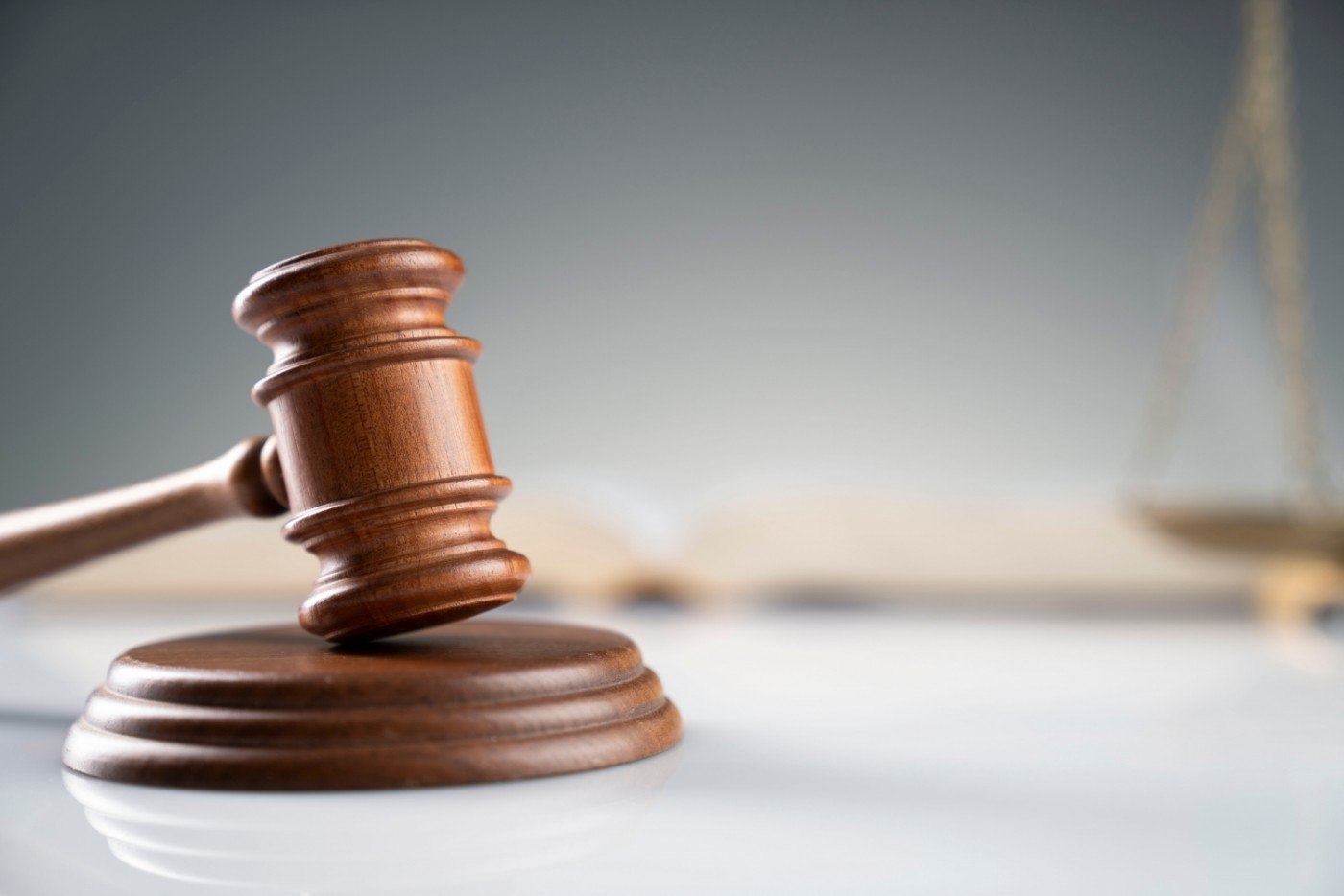 Două persoane care au atacat-o pe o rudă a soției lui Macron au fost condamnate la 12 și 15 luni de închisoare