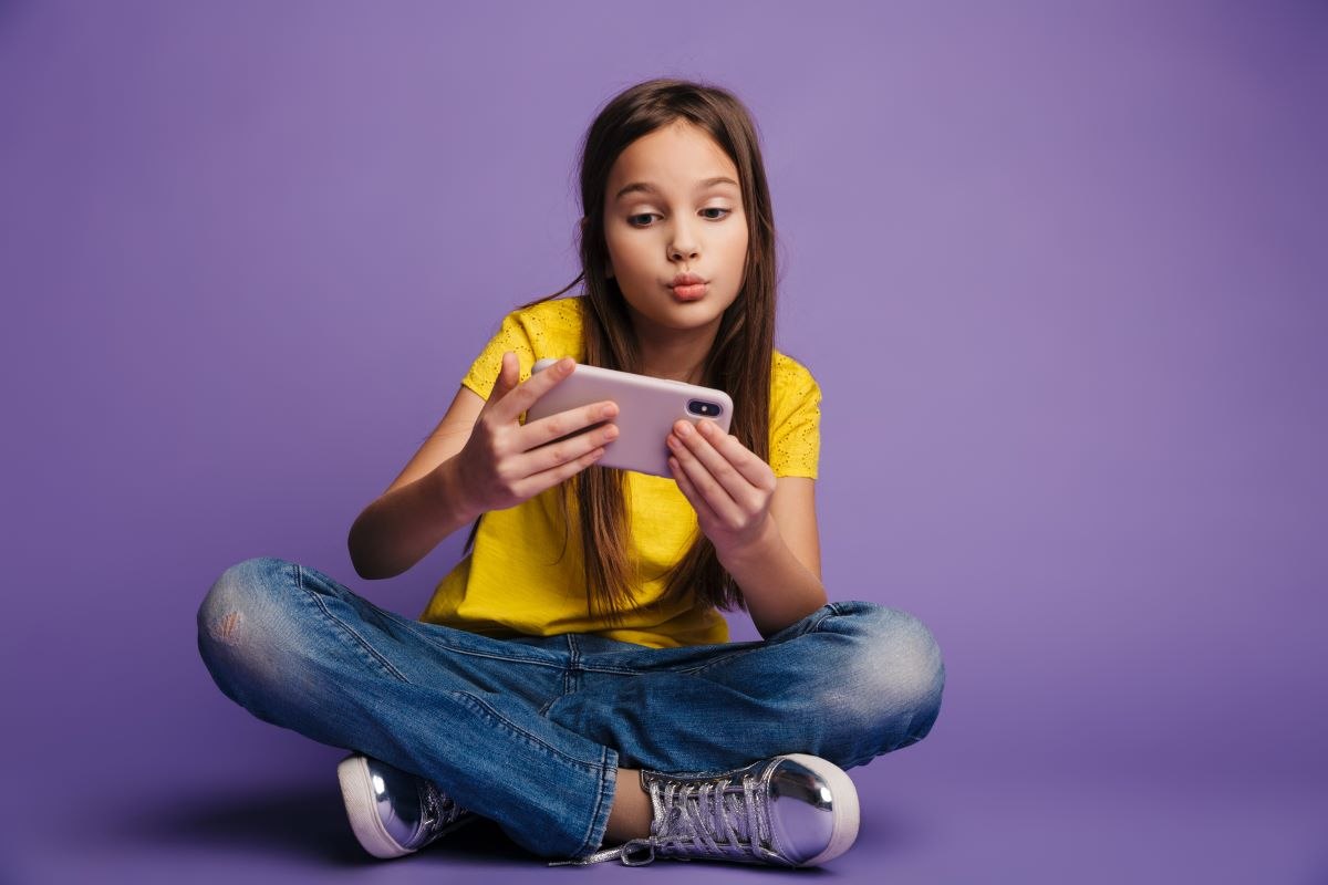 Un oraş din Irlanda interzice telefoanele inteligente pentru copiii sub 13 ani: „Nu te simți ca și cum ai fi cel mai ciudat”
