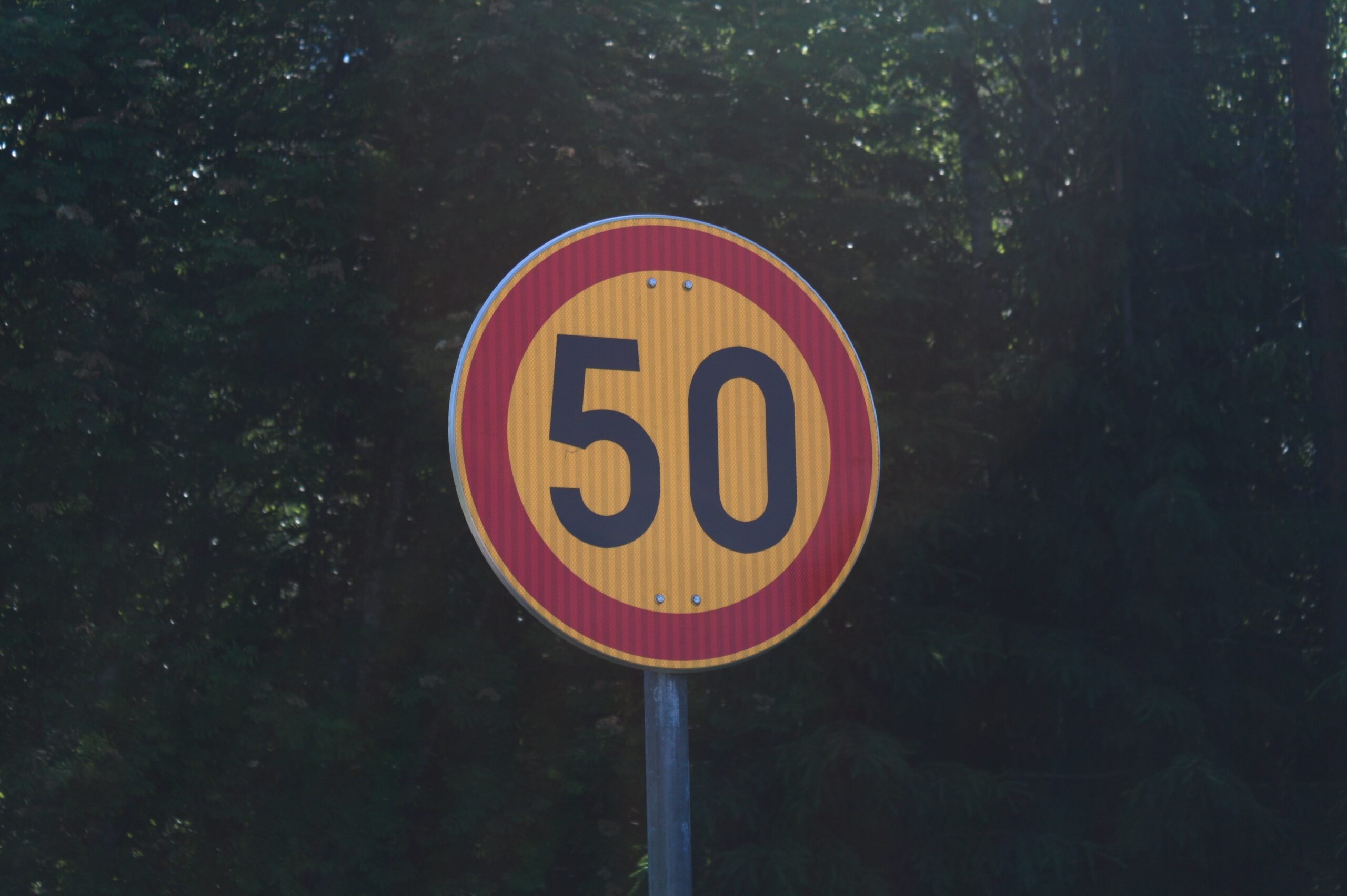 Amendă uriașă pentru un șofer din Finlanda. Va plăti 121.000 de euro după ce a depășit limita de viteză cu 30 km/h
