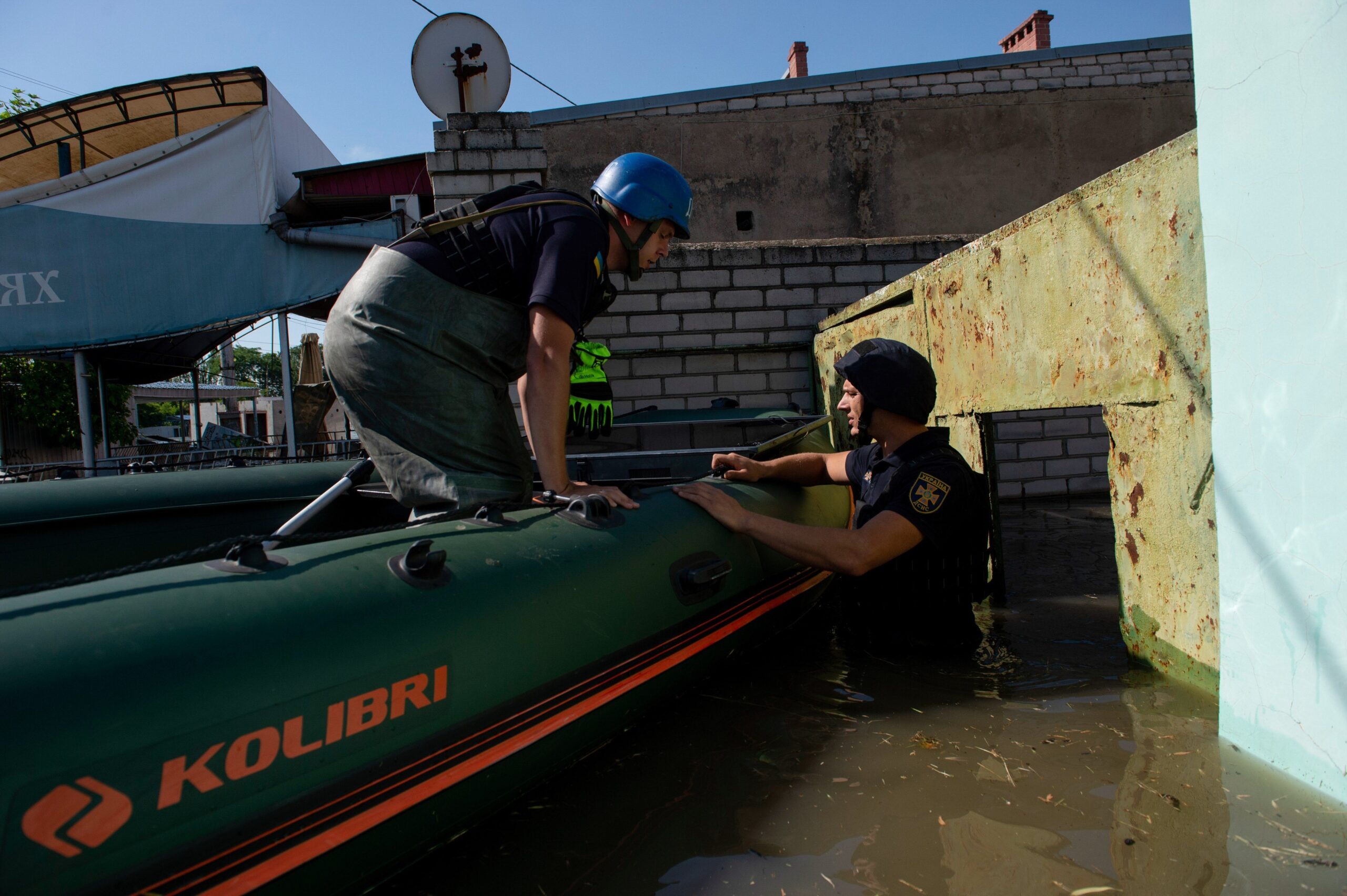 Rușii trag asupra salvatorilor ucraineni care ajută sinistraţi în zona barajului distrus, acuză Zelenski