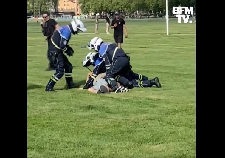 Momentul în care bărbatul care a înjunghiat mai mulți copii și adulți într-un parc din Franța este arestat VIDEO