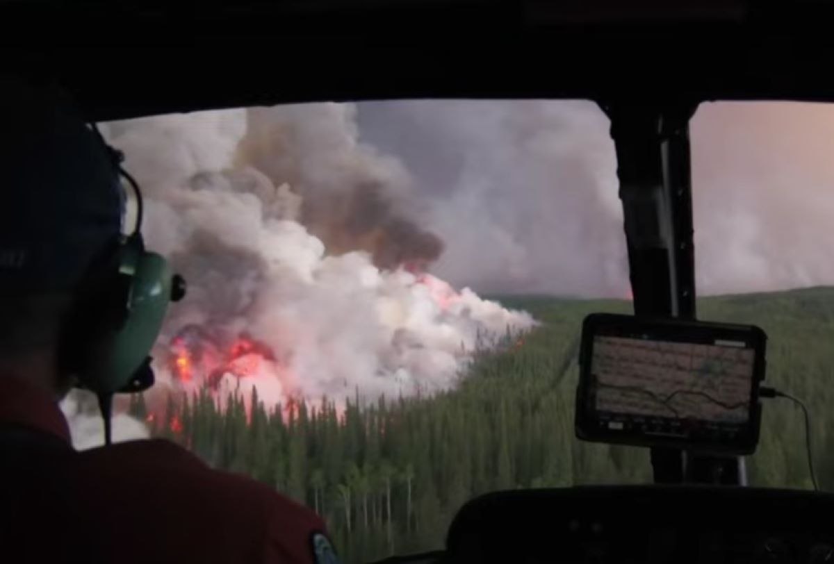 Incendiile din Canada se răspândesc în British Columbia. O hidrocentrală din Quebec, amenințată de flăcări VIDEO