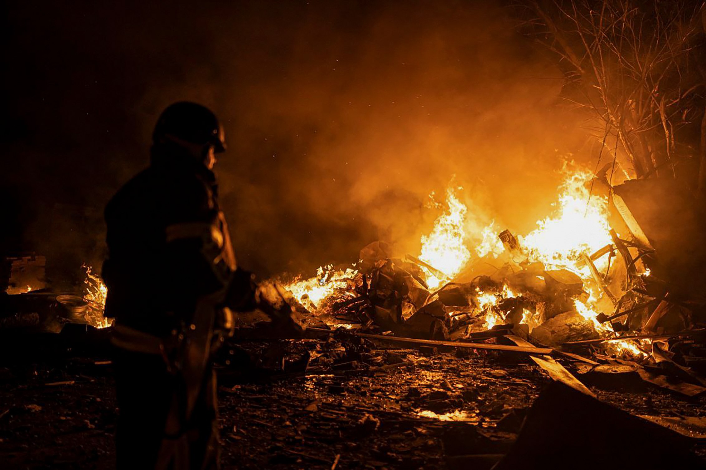 Un incendiu masiv a cuprins mai multe depozite la nord-est de Paris