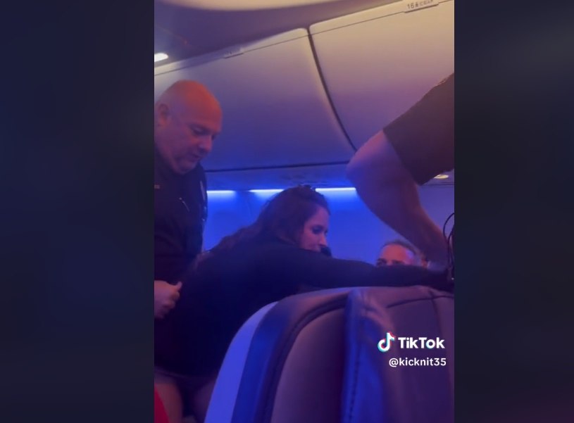 Ce a pățit o pasageră care i-a mușcat și lovit pe oamenii legii care au vrut să o dea jos din avion VIDEO