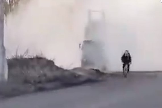 Biciclistul neînfricat: Reacția unui bărbat când a trecut pe lângă un sistem HIMARS în plină operațiune VIDEO