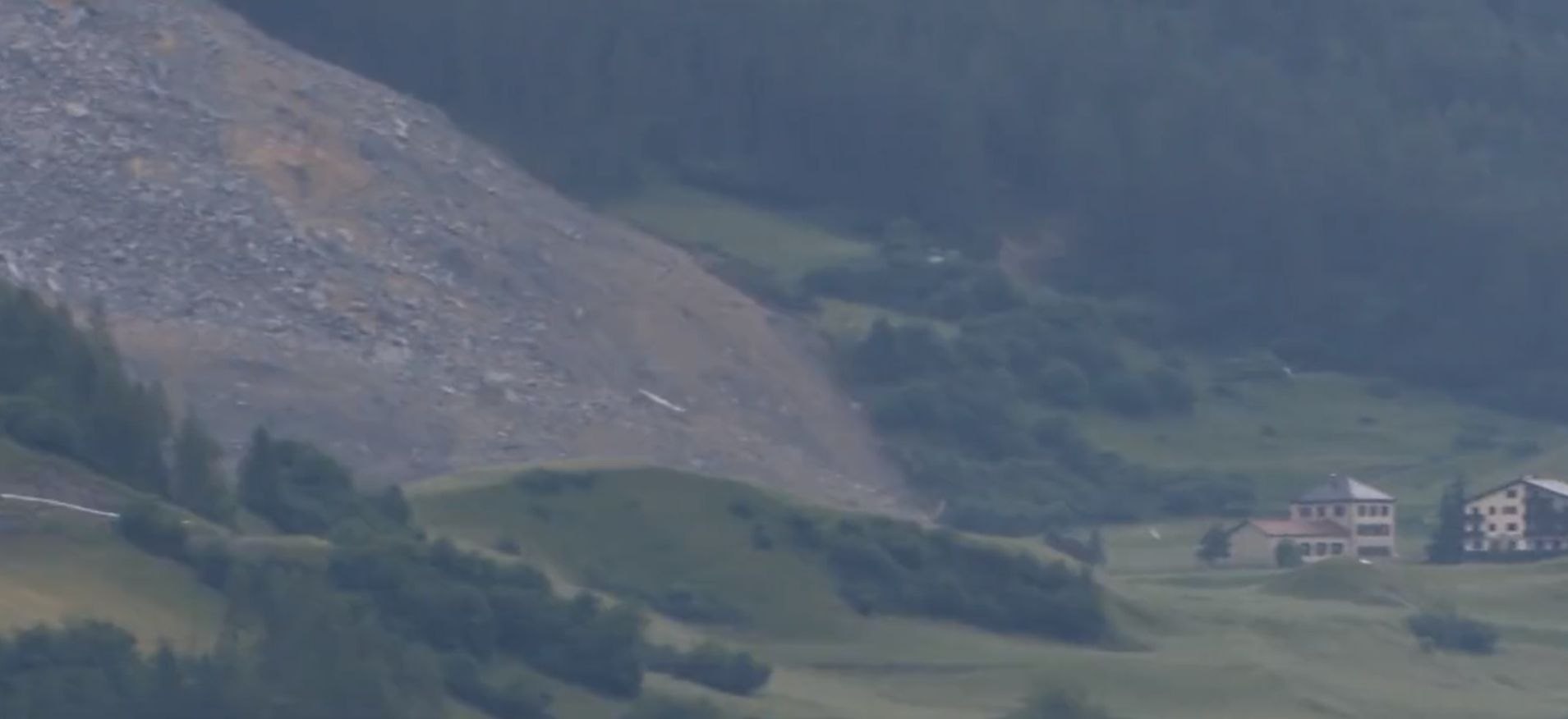 O alunecare de teren uriașă a ratat „la mustață” un sat montan din Elveția VIDEO