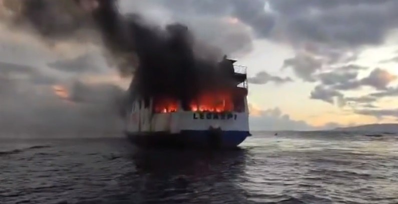 O navă de pasageri din Filipine, cu 120 de oameni la bord, a luat foc VIDEO