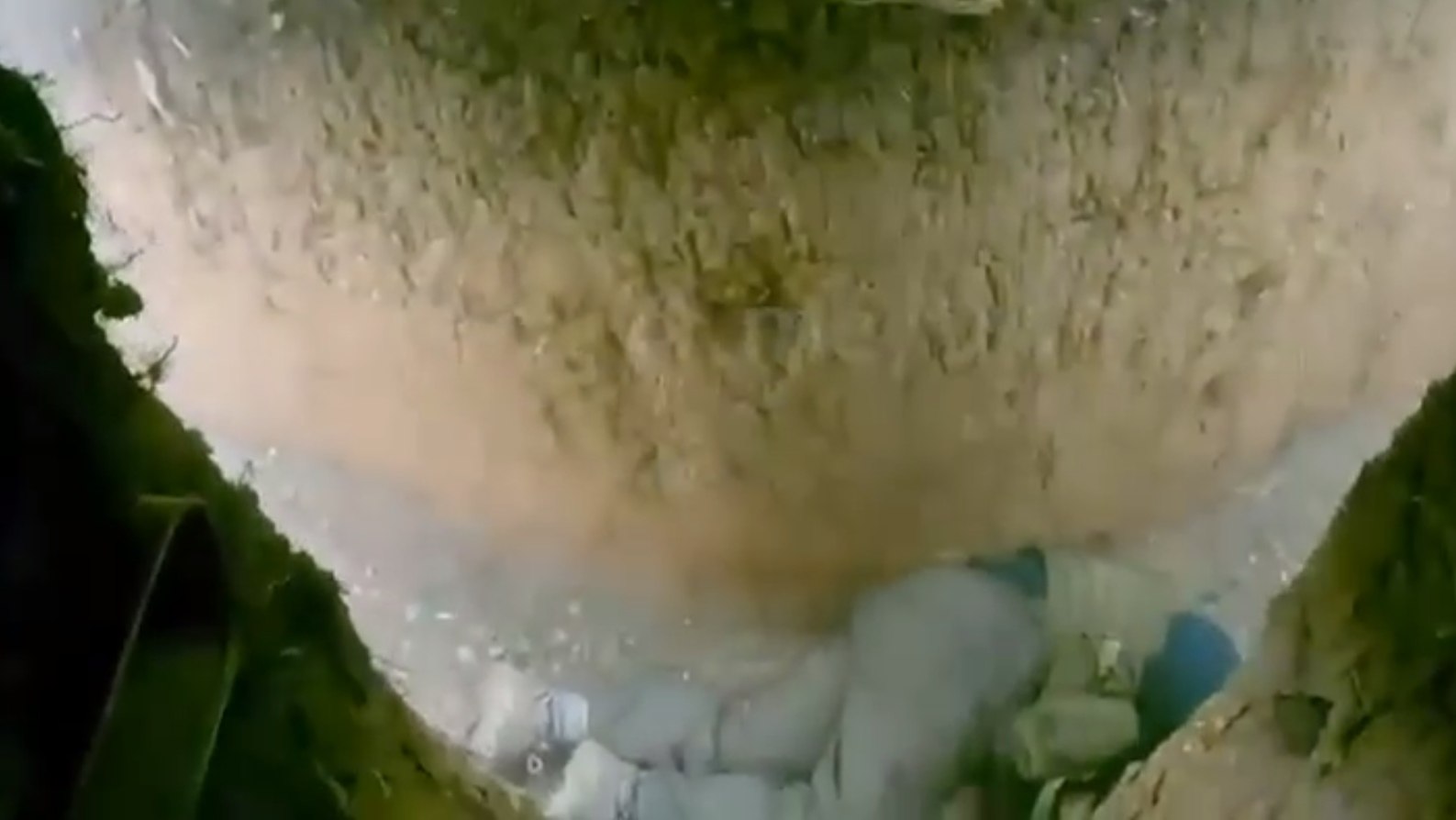 Momentul în care un cecen de-al lui Kadîrov este împușcat în tranșee de un soldat ucrainean VIDEO Momentul în care un cecen de-al lui Kadîrov este împușcat în tranșee de un soldat ucrainean VIDEO