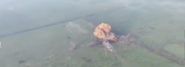 Momentul în care un „tanc kamikaze” rus trimis către tranșeele ucrainene este aruncat în aer VIDEO