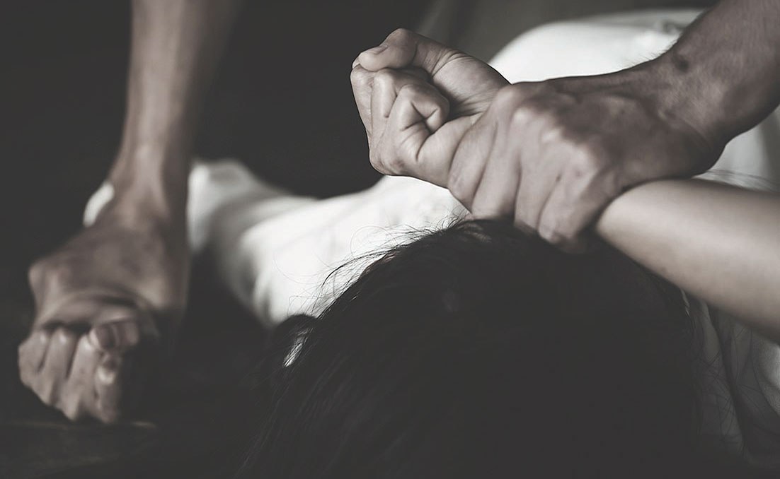 Bărbatul care și-a drogat soția pentru a fi violată de 83 de străini va fi judecat într-un centru de expoziții. De ce s-a luat această decizie