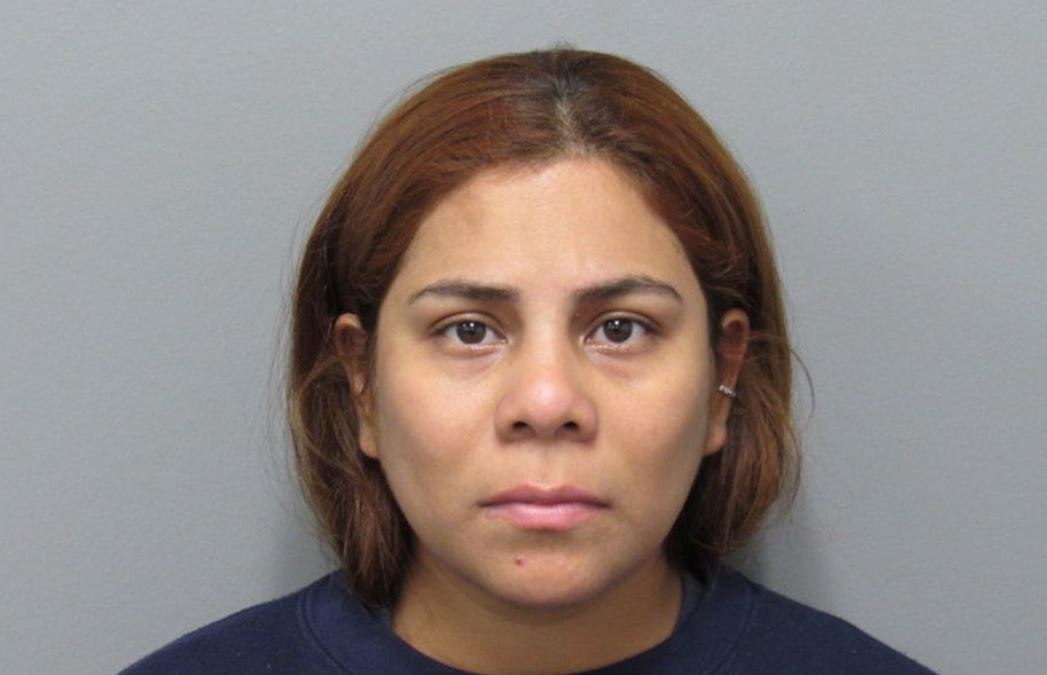 O femeie este acuzată de crimă după ce și-a lăsat bebelușul singur acasă timp de zece zile și a murit