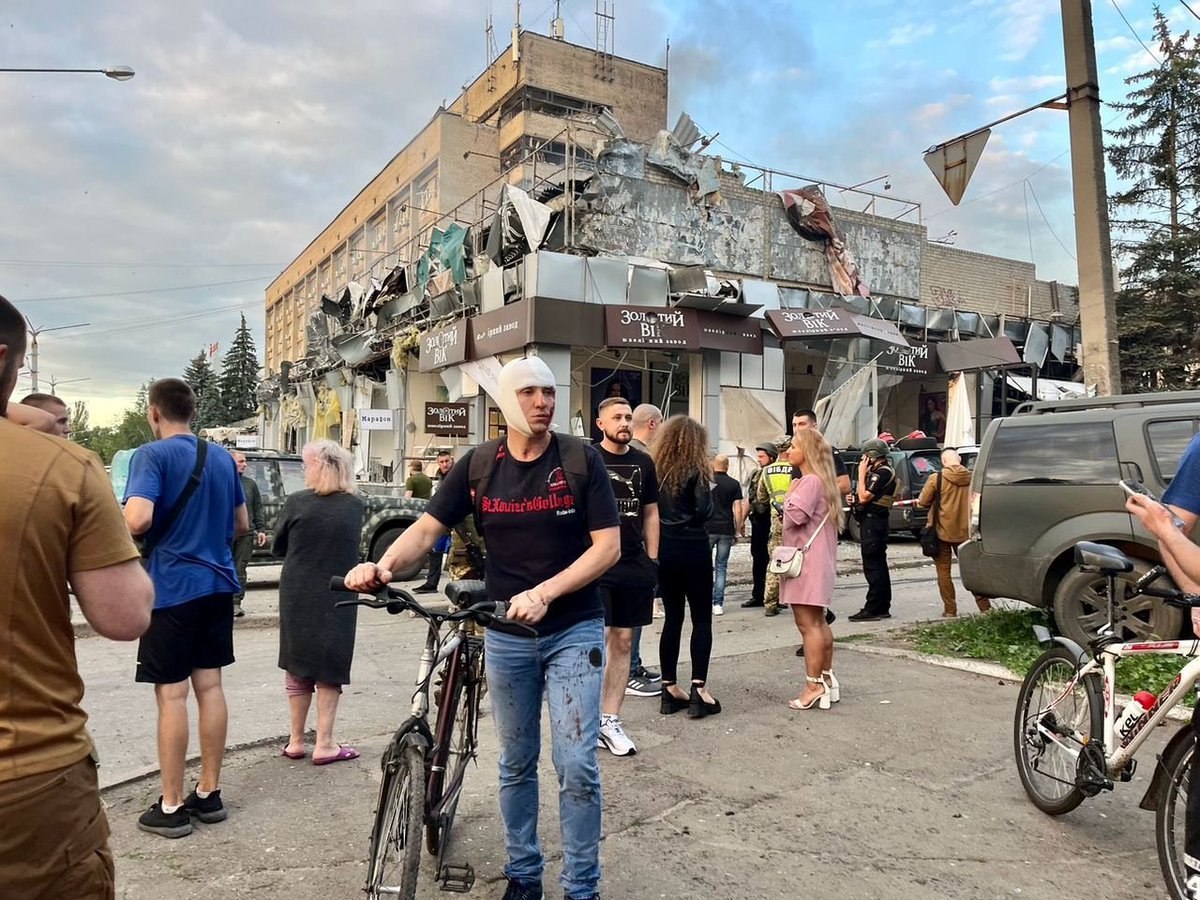 Atac furibund cu rachete al rușilor asupra unui restaurant din Kramatorsk. Cel puțin doi morți și zeci de răniți VIDEO Atac furibund cu rachete al rușilor asupra unui restaurant din Kramatorsk. Cel puțin doi morți și zeci de răniți VIDEO