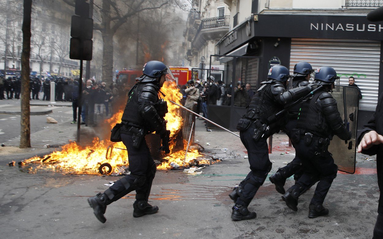 Continuă protestele violente în Franța după ce poliția a împușcat mortal un tânăr de 17 ani VIDEO
