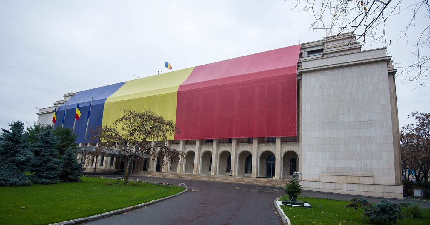 Palatul Victoria, iluminat luni seara în culorile Drapelului Național