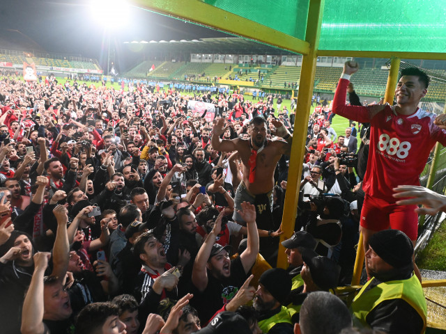 Bucurie de nedescris la Mioveni! Suporterii lui Dinamo au invadat terenul după promovarea în SuperLigă