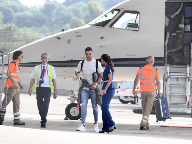 Cristiano Ronaldo, surprins cu ”sosia Georginei” în vacanță!