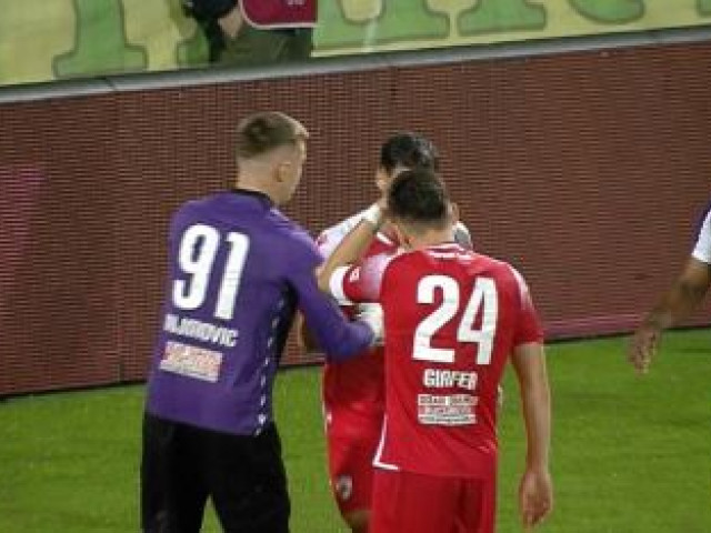 Live Video&Text | Corvinul Hunedoara a învins-o pe Unirea Ungheni, scor 2-0, la baraj, și este tot mai aproape de promovarea în Liga 2.