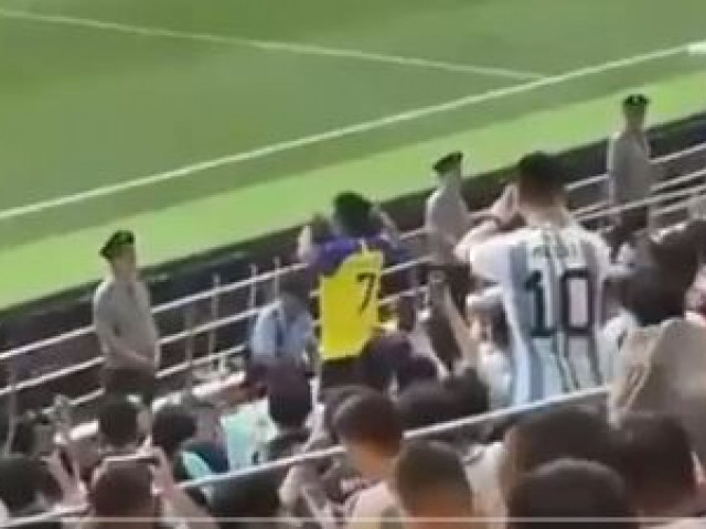 N-a ținut cont de nimic! Gesturile făcute de un fan îmbrăcat în tricoul lui CR7, în mijlocul suporterilor argentinieni