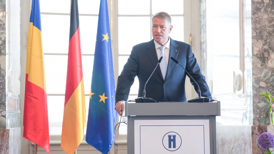 Klaus Iohannis a fost decorat cu Premiul Civic German la Castelul Benrath, din Düsseldorf