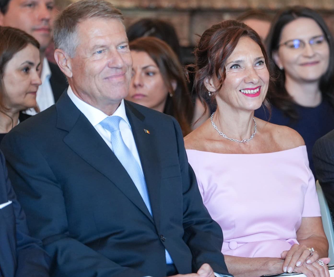 După ce Carmen Iohannis a purtat bijuterii cu diamante, profesorii s-au dezlănțuit: Din salariul ei de 3 mii și ceva?!