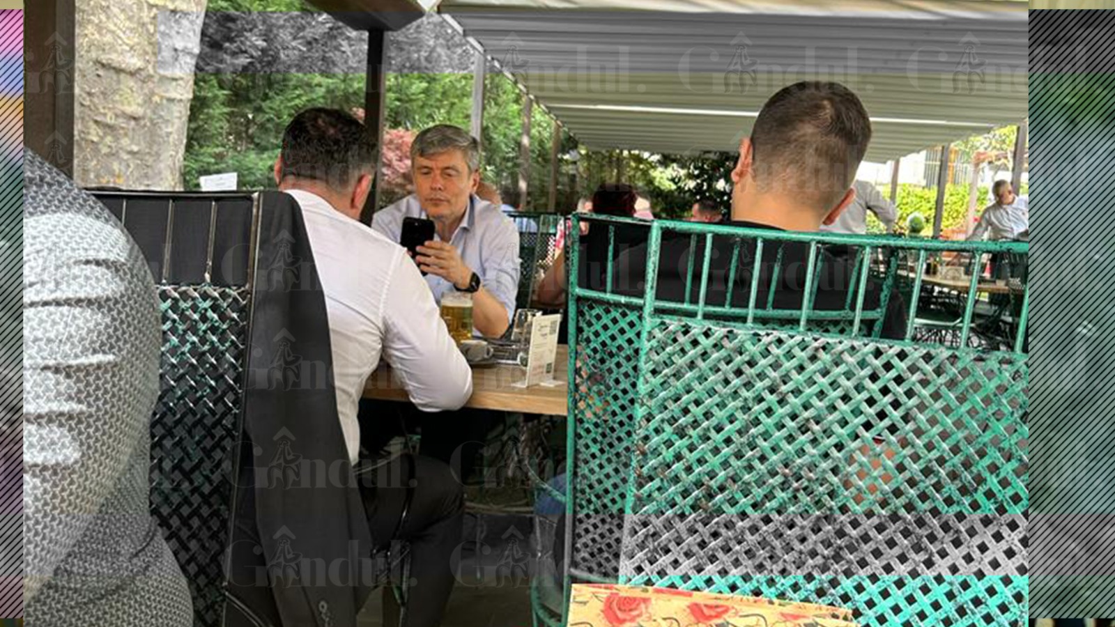 Cum a fost fotografiat fostul ministru al Energiei în timp ce noul Guvern depunea jurământul la Cotroceni Cum a fost fotografiat fostul ministru al Energiei în timp ce noul Guvern depunea jurământul la Cotroceni