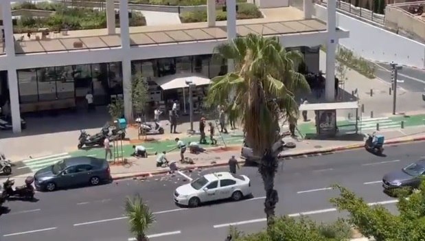 Atentat la Tel Aviv. O mașină a intrat în mulțime. Mesajul Hamas: „Sângele copiilor noștri nu este ieftin” VIDEO