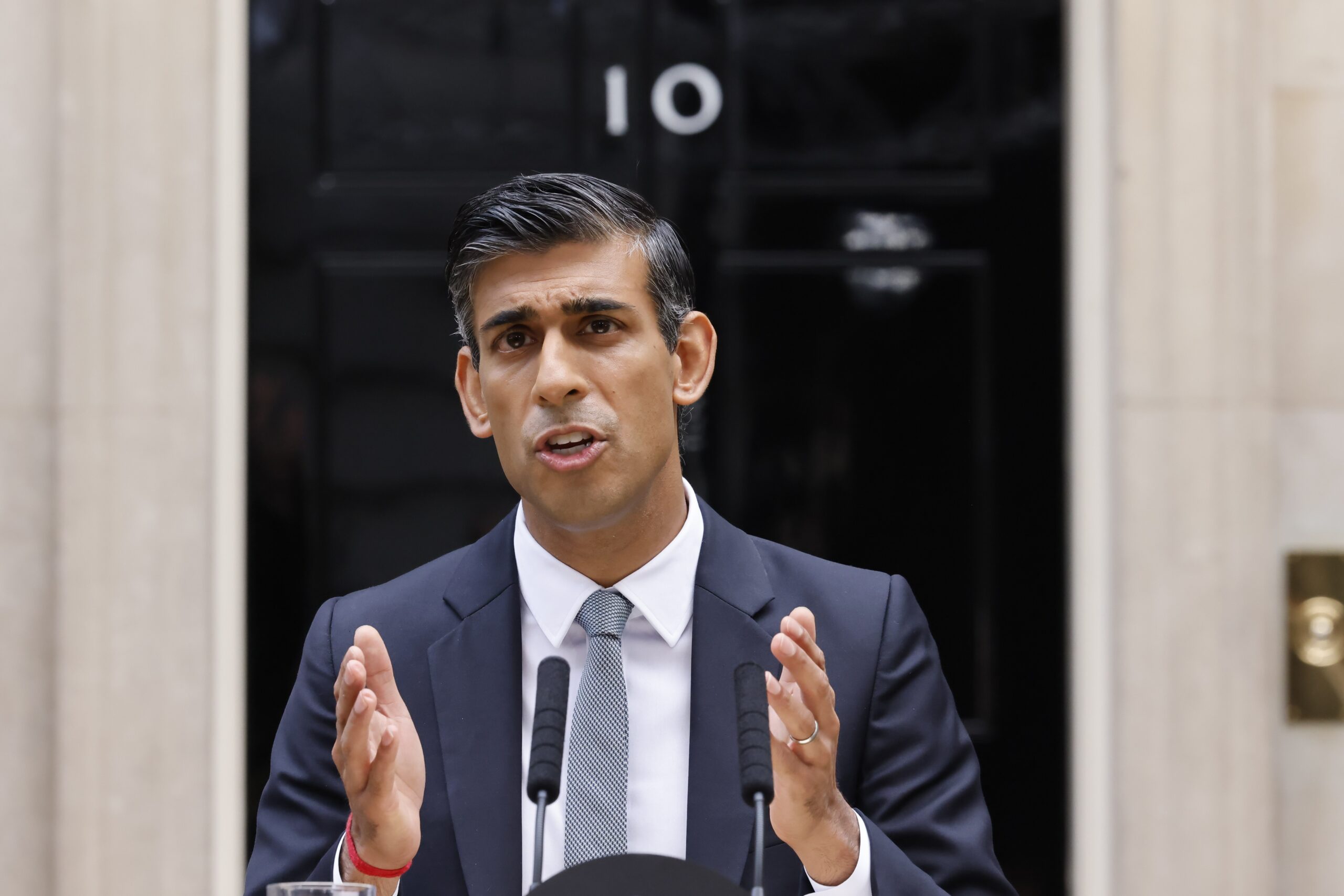 Premierul britanic reaminteşte că Londra a semnat convenţia ce interzice folosirea muniţiilor cu dispersie Premierul britanic reaminteşte că Londra a semnat convenţia ce interzice folosirea muniţiilor cu dispersie