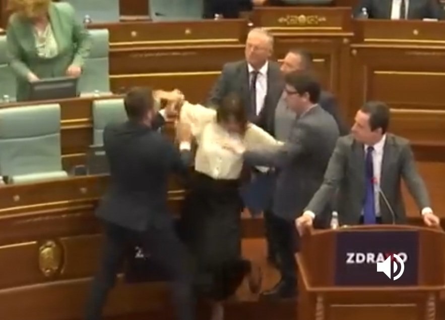 Încăierare generală în parlamentul din Kosovo, după ce prim-ministrul a fost stropit cu apă VIDEO