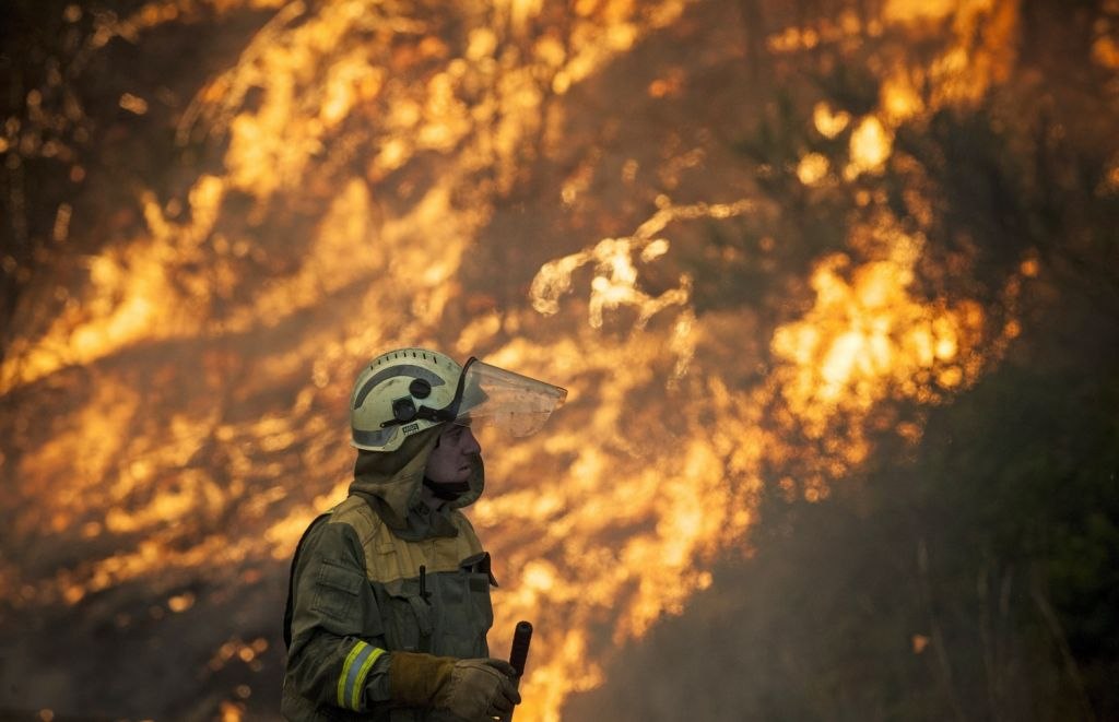 Spania: Autoritățile duc o luptă contra-cronometru pentru evacuarea populației din calea flăcărilor din La Palma VIDEO