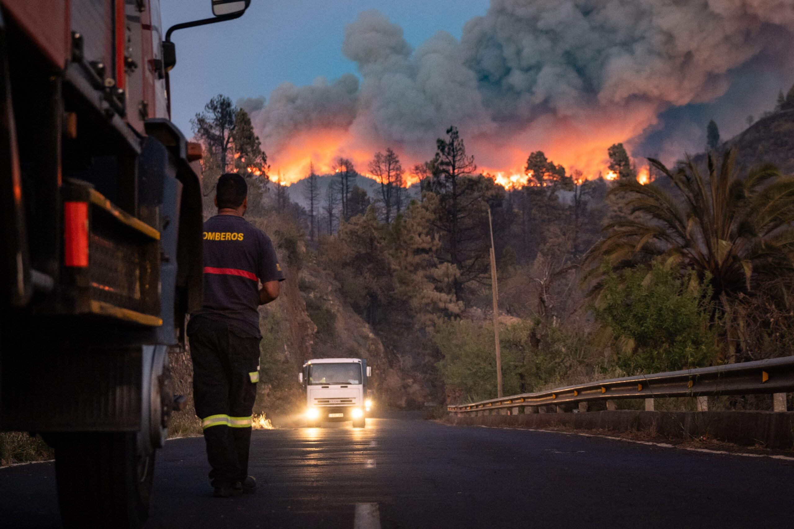Incendiu devastator în Spania. Mii de persoane au fost evacuate, iar pompierii se luptă cu flăcările VIDEO