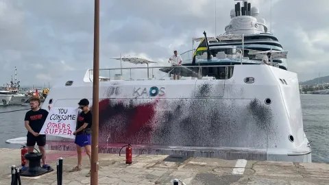 Iahtul moștenitoarei Walmart a fost vandalizat de activiști de mediu: „Tu consumi, alții suferă“ VIDEO