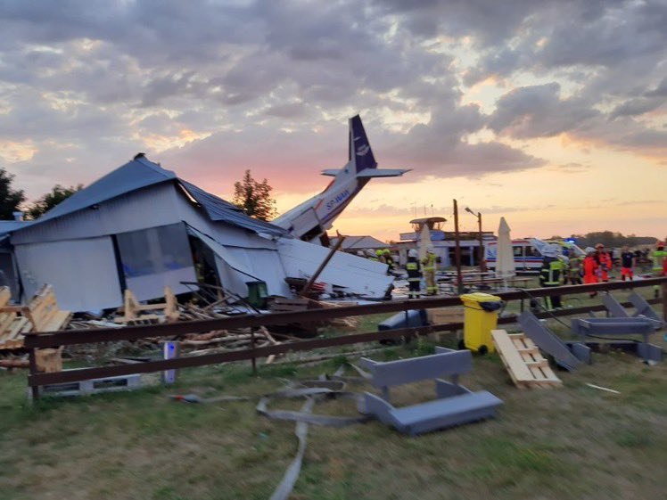 În Polonia, un avion Cessna s-a prăbușit peste un hangar unde se aflau mai mulți oameni