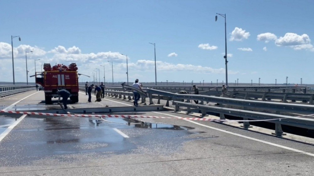 Kievul a confirmat lovitura cu drone submarine asupra podului Crimeei. Atacul semnalează un punct de turnură în războiul maritim Kievul a confirmat lovitura cu drone submarine asupra podului Crimeei. Atacul semnalează un punct de turnură în războiul maritim