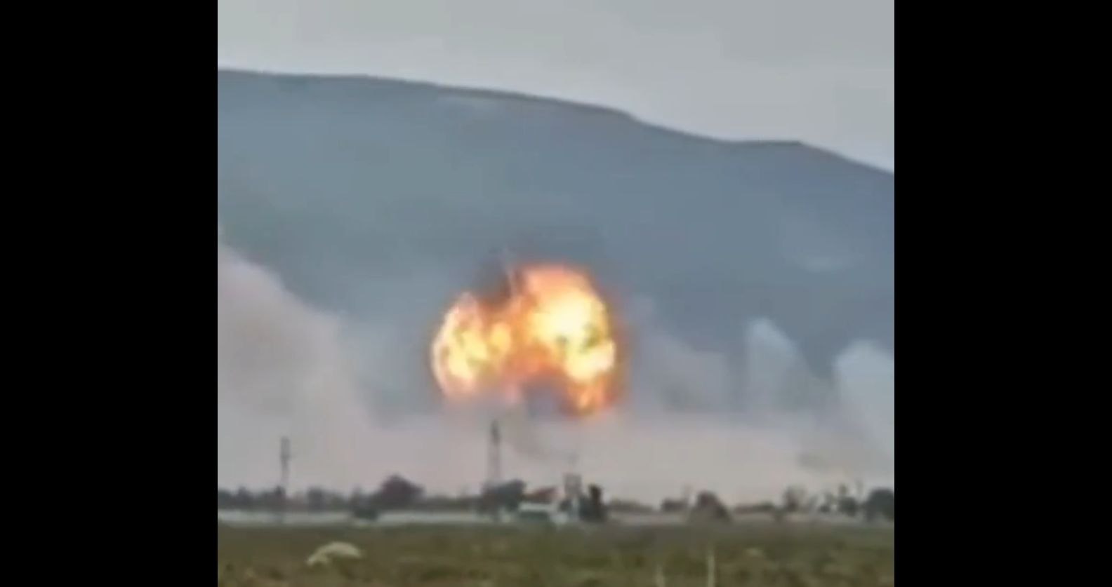 Un incendiu masiv la o bază militară din Crimeea îi forțează pe ruși să evacueze 2000 de persoane VIDEO